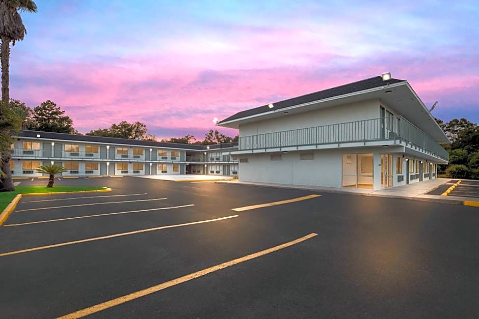 HomeTowne Studios by Red Roof Orange, TX