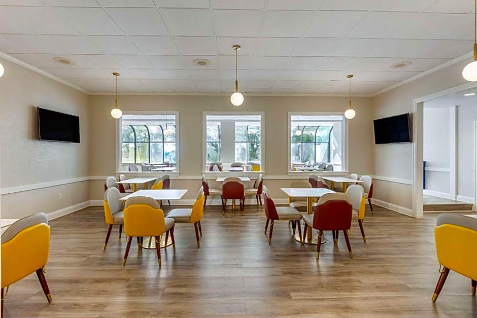 The Lux Hotel & Conference Center, Ascend Hotel Collection