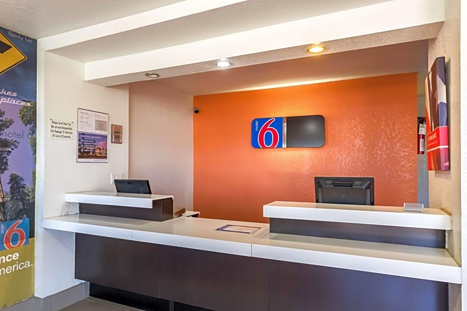 Motel 6 Uvalde, TX