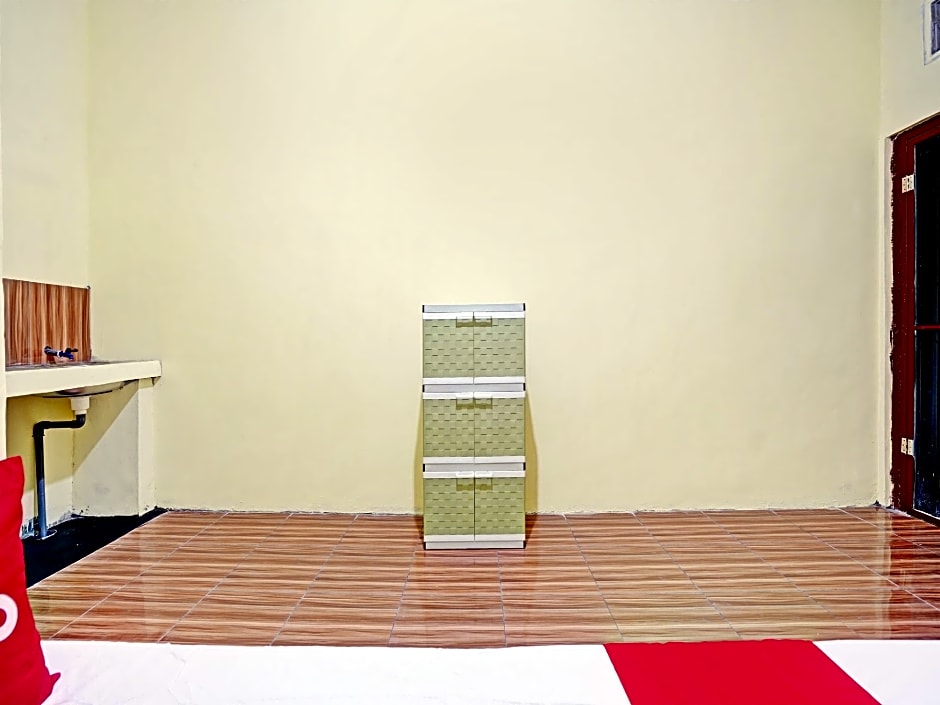 OYO Life 92920 Rumah Kost Azca