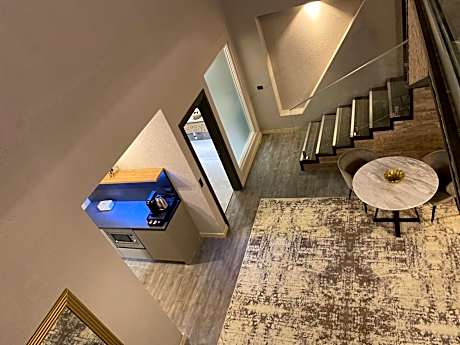 Penthouse Postavaru with Hot Tube & Fireplace