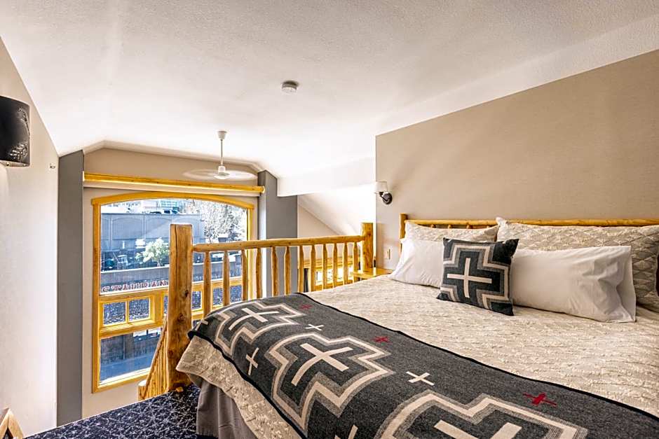 Brewsters Mountain Lodge