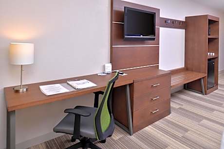 King Suite with Roll-in Shower - Mobility Access