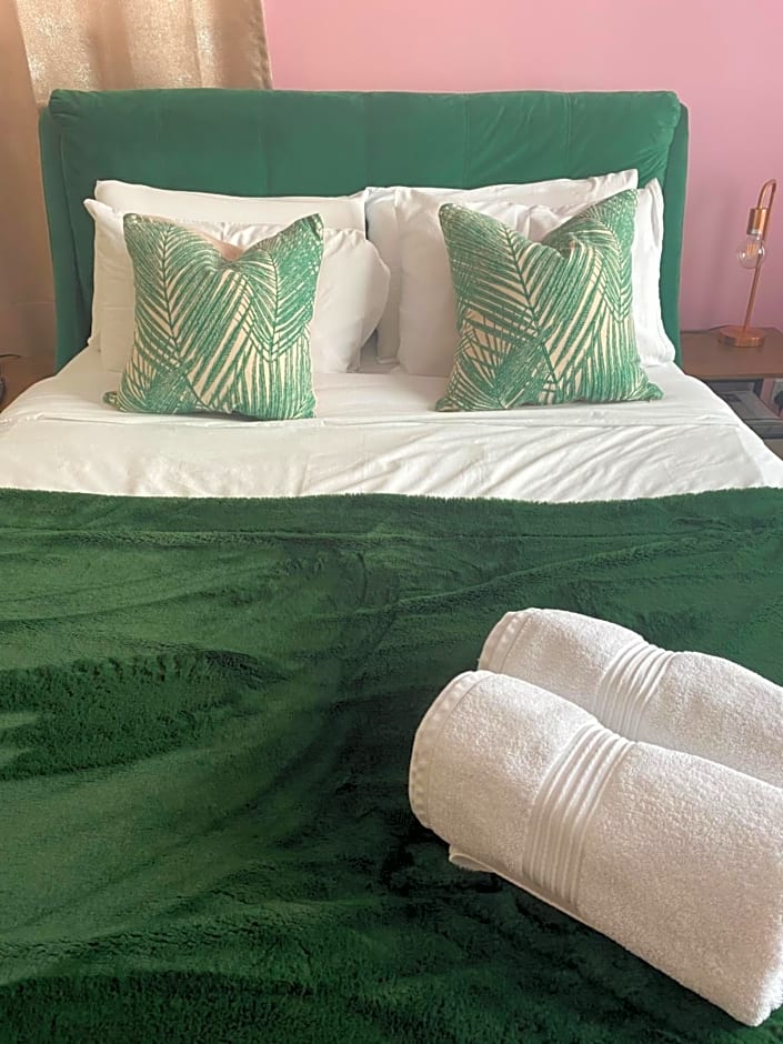 The Lily Pad near Poole Dorset Self contained private entrance and free parking