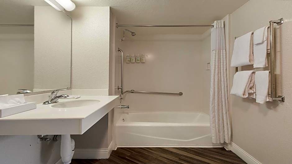 Howard Johnson by Wyndham Sacramento Downtown