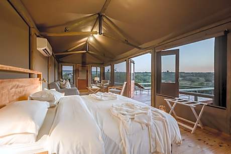 Hlosi Game Lodge - Amakhala Game Reserve