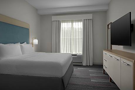 King Suite with Accessible Tub - Mobility and Hearing Access/Non-Smoking