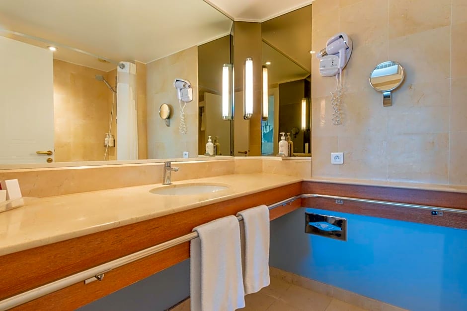 Holiday Inn Resort Nice Port St Laurent By IHG