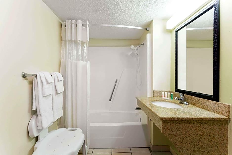 Howard Johnson by Wyndham Tallahassee