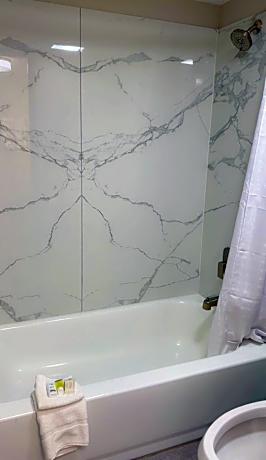 King Room with Roll-In Shower - Mobility/Hearing Accessible - Non-Smoking