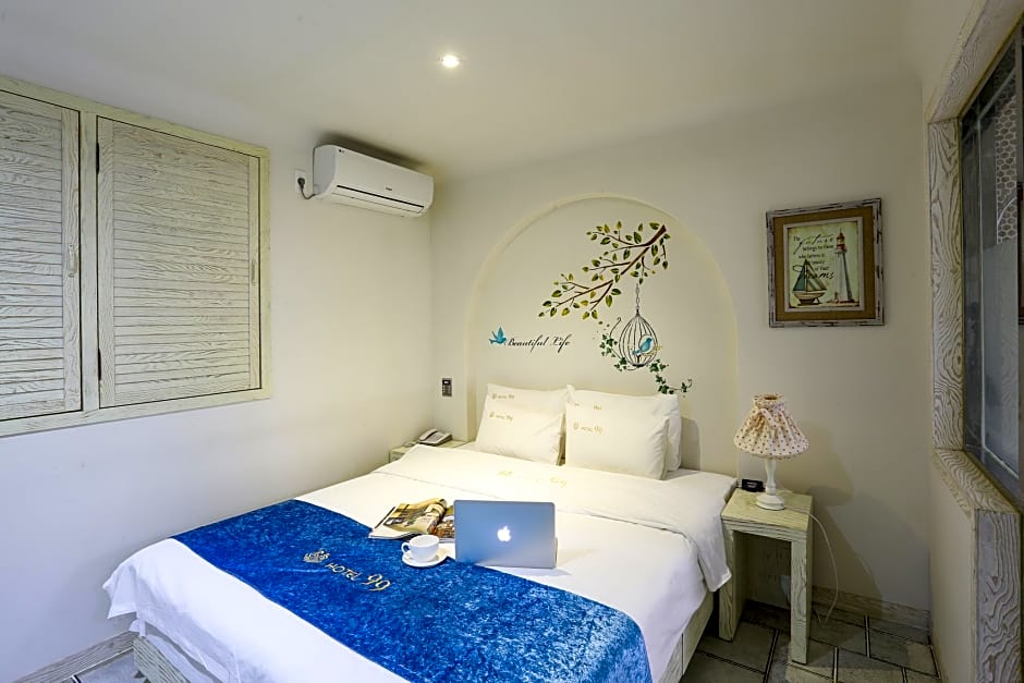 Hotel 99