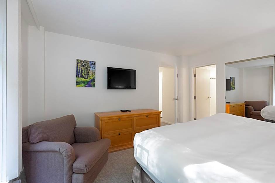 The Woodrun Lodge by Whiski Jack