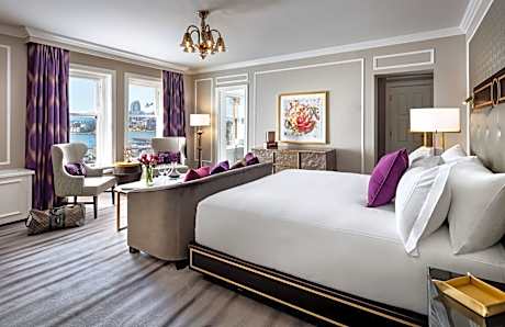 SIGNATURE 1 BEDROOM HARBOUR VIEW SUITE KING