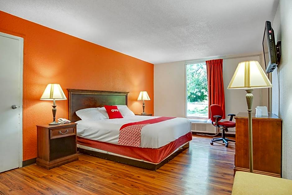 Photo 1 of 32 of OYO Hotel Mona Lake Muskegon