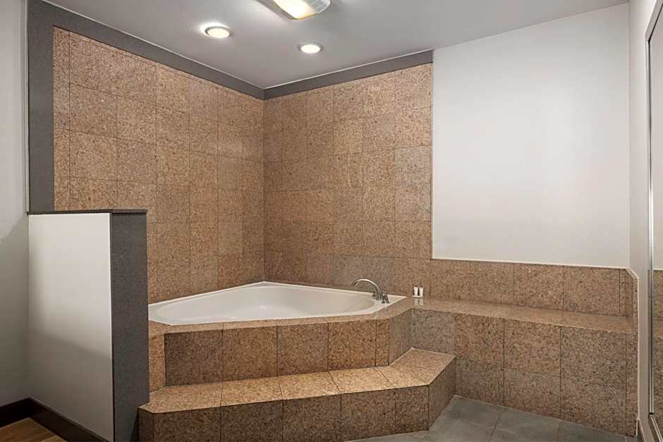 Days Inn by Wyndham Monterey Downtown