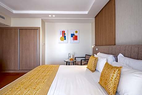 Premium Room King Size Bed Pool View / Sea Side View