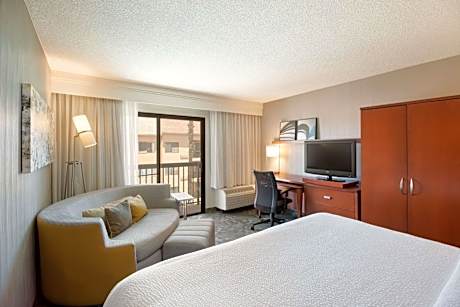 King Room with Patio/Pool View - Hearing Accessible