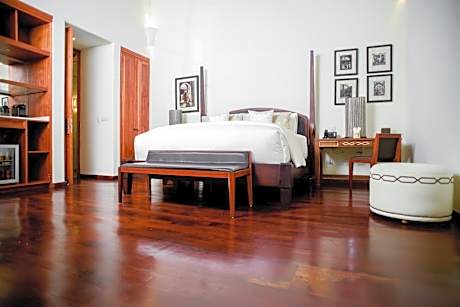 Deluxe King Suite