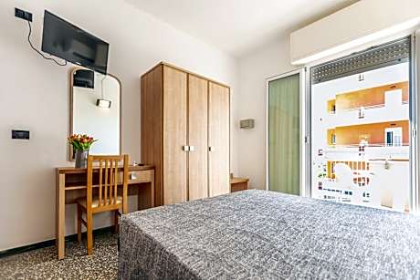 Classic Quadruple Room with Side Sea View