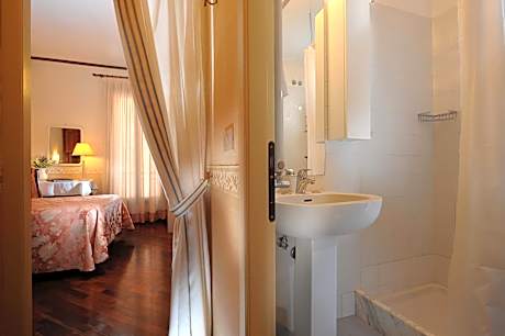 Single Room with Private External Bathroom