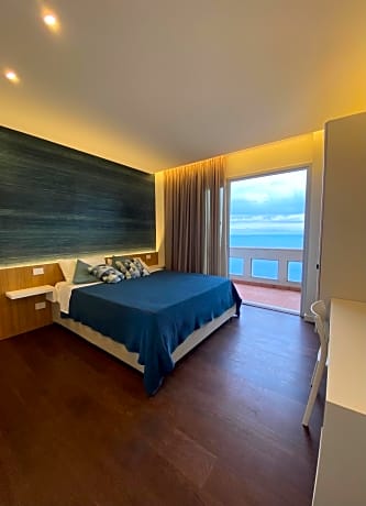 Deluxe Double Room with Balcony and Sea View
