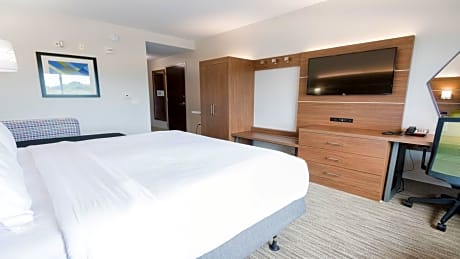 King Room - Hearing Accessible - Roll-in Shower