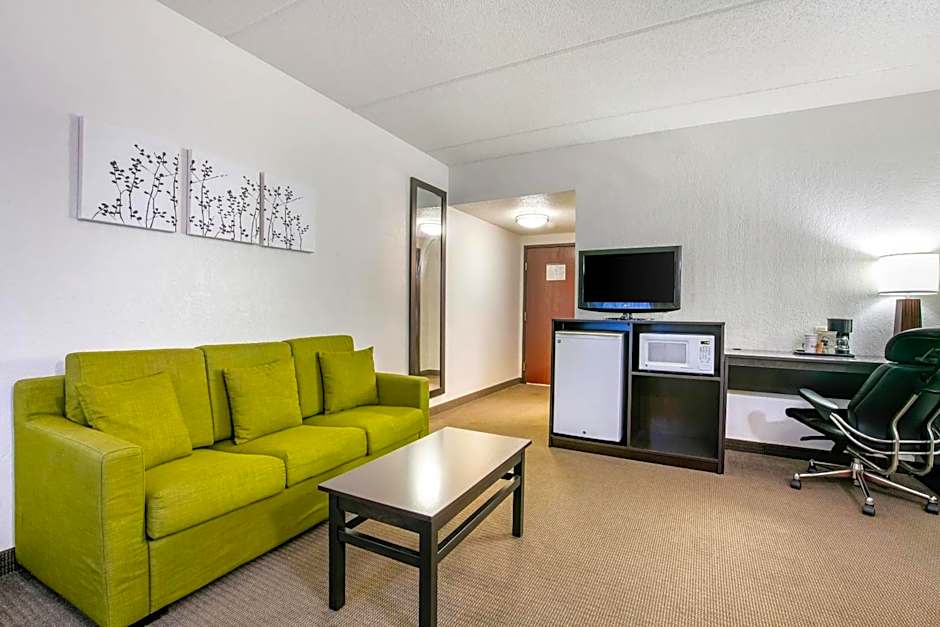 Sleep Inn & Suites Near Sports World Blvd.