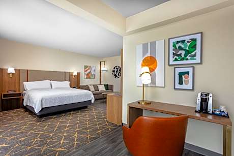 1 King Suite Study Area