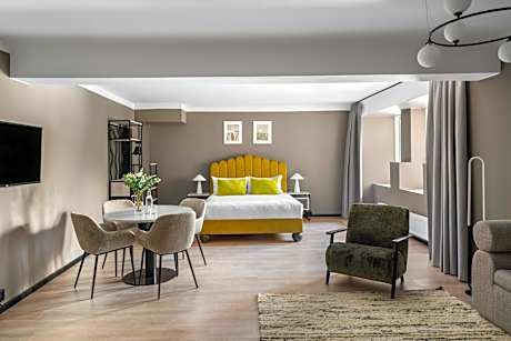 Extra Large Studio with Kitchenette and Sofa Bed