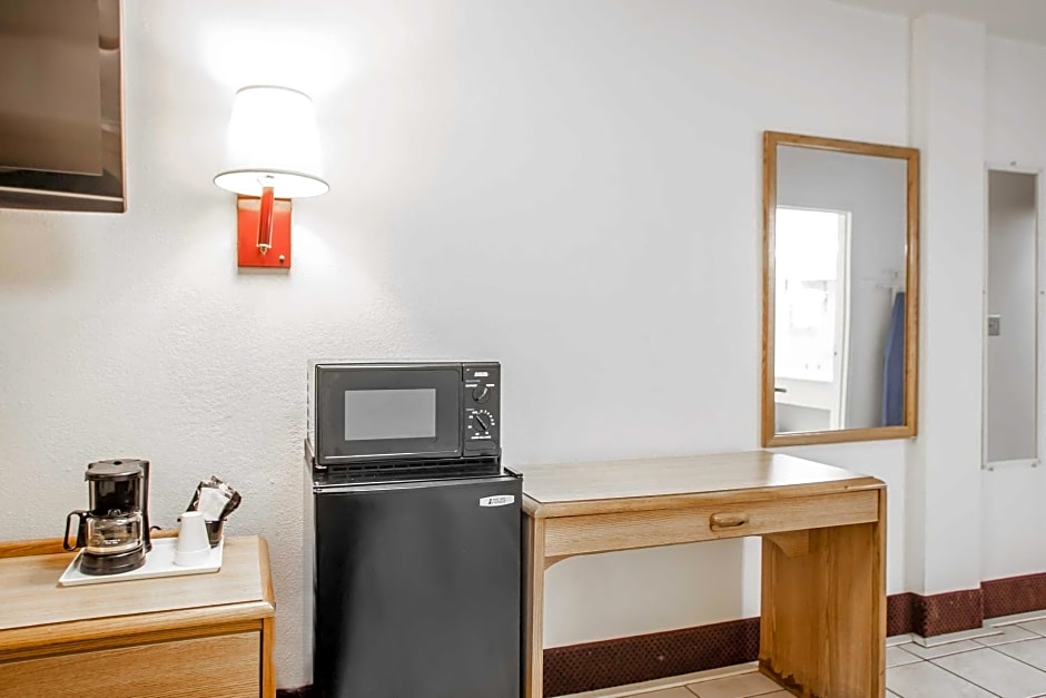 Econo Lodge Truman Inn