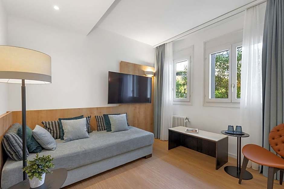 Ascona Lodge, Pool & Garden Retreat