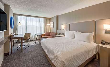 Deluxe King Room with Tub - Hearing Accessible