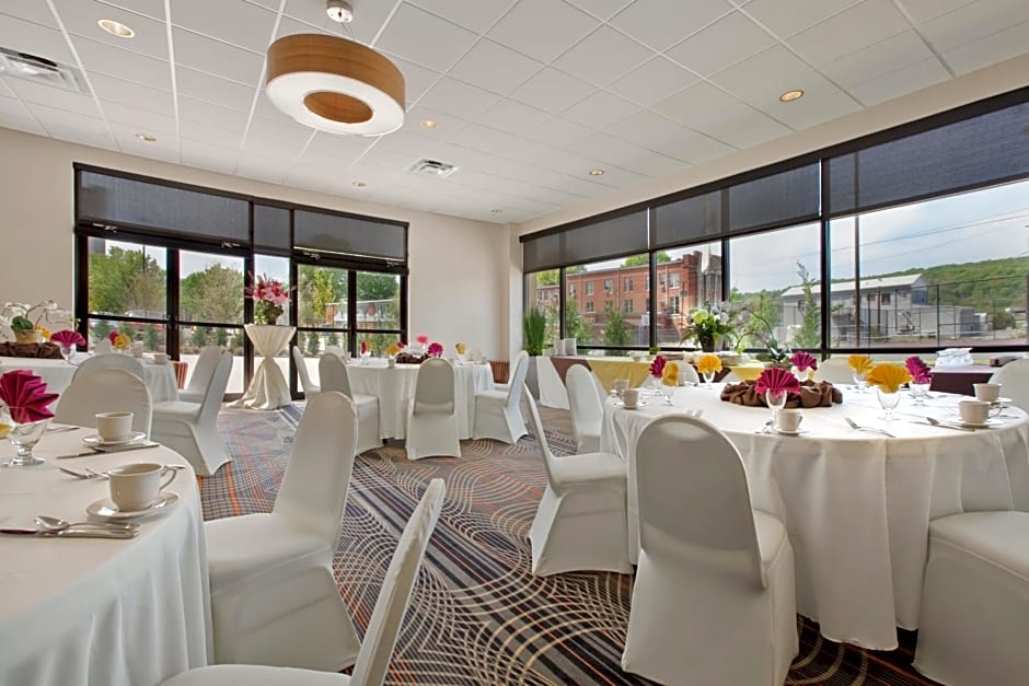 Holiday Inn and Suites Charleston West by IHG