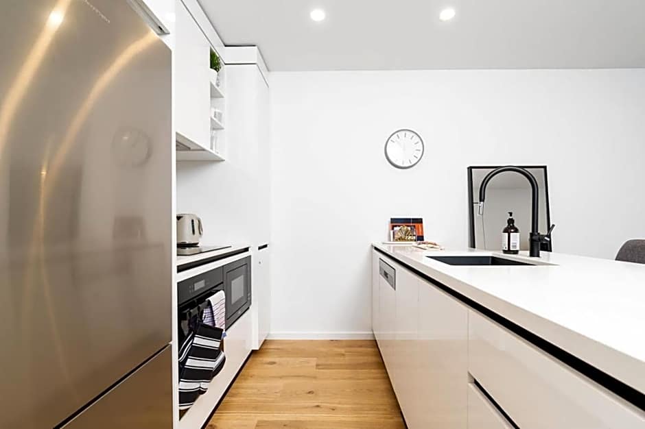 Modern 2BR Apartment in the Heart of the City - Hosted by Canstay