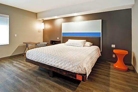 2 Queen Mobility Accessible W/Bathtub