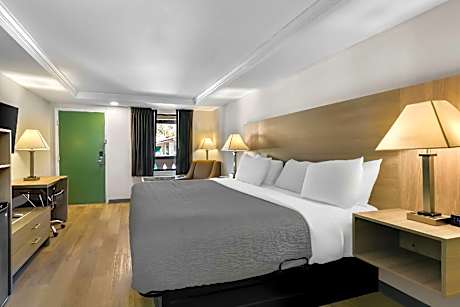1 King Bed Suite Nonsmoking Upgrade