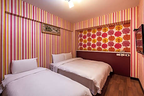 Family Room (3 Adults) - No Window