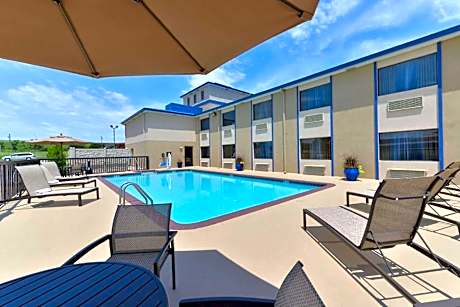 Baymont by Wyndham Ardmore I-35