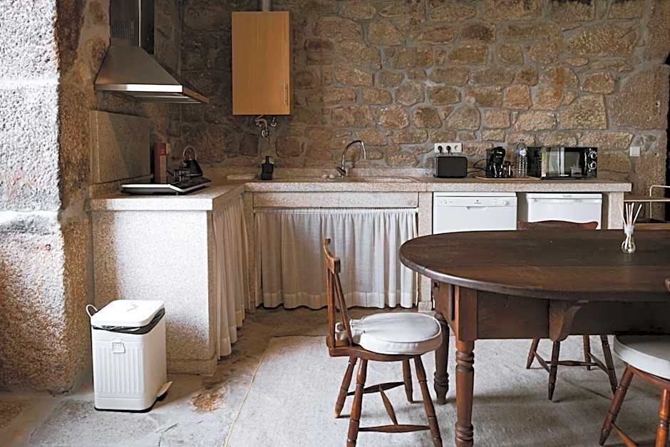 Quinta da Portela - Casa Visconde Arneiros - by RowdHouses