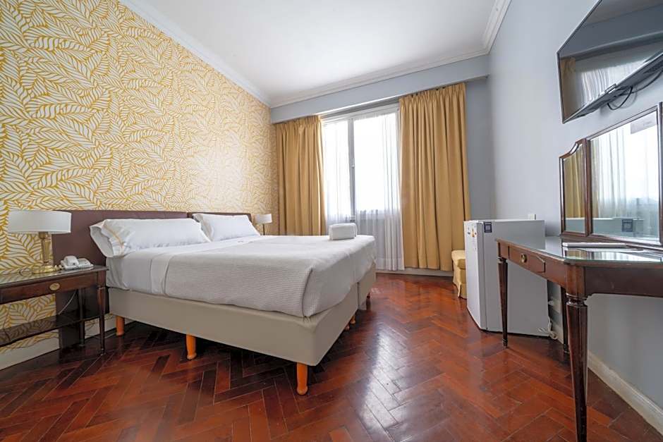 HOTEL REGIS