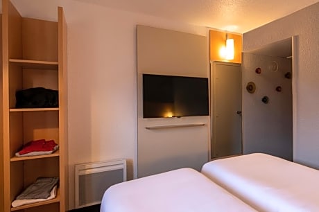 2 Adjoining Double Rooms