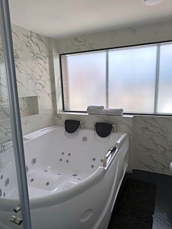 Deluxe Suite with Spa Bath