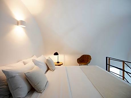 Melidonia Villa with Private Pool,Indoor Hot Tub & Caldera View,Georgios