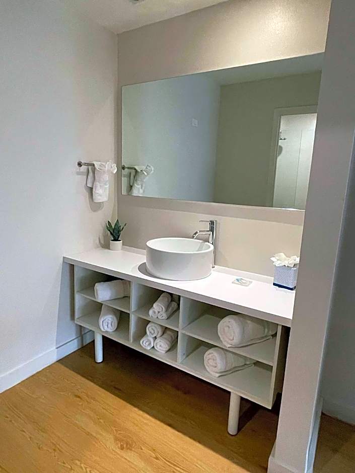 Newly renovated room in cozy hotel near Disney 2