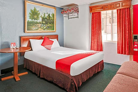 1 Queen Bed & 2 Full Bed Smoking