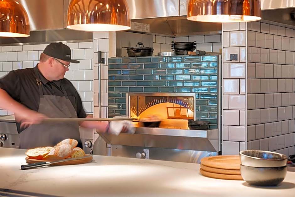 THE ADVENIRE, AUTOGRAPH COLLECTION