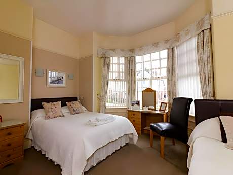 Family of 3-Triple room-Deluxe-Ensuite with Shower