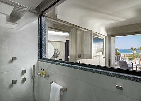 Nautilux Suite with Hot Tub & Sea View