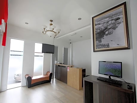 Place2Stay Airport Hotel