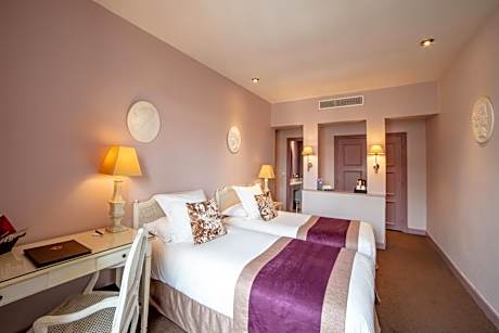 Executive Room (Free Wine Tasting)